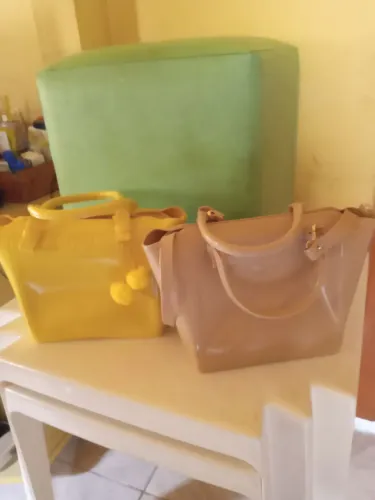 Vende-se puf e duas bolsas da petite Jolie 