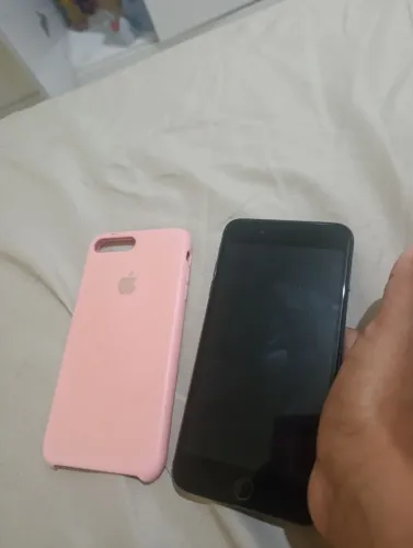 iPhone 7plus funcionando perfeitamente do com o fundo quebrado, mas acompanha capinha.