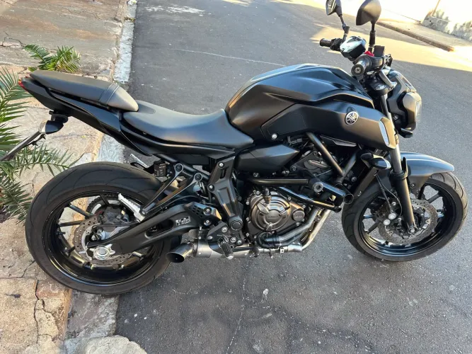 Moto impecável toda equipada com acessórios top