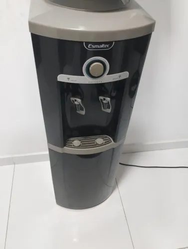 Vendo Gela Água, com poucos dias de uso, ainda com plástico.