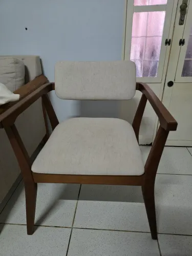 Cadeira sofisticada em madeira e linho