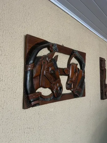 Quadro entalhado em madeira maciça
