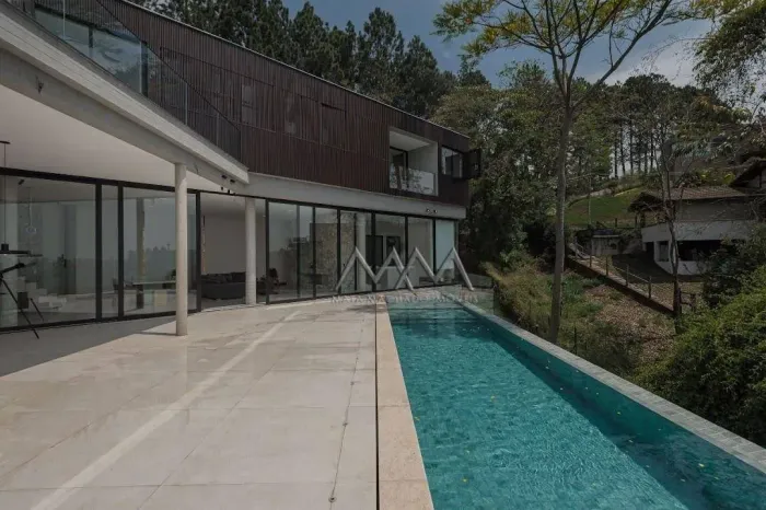 Casa à Venda no Condomínio Vila Alpina | 570m² - 4 Suítes