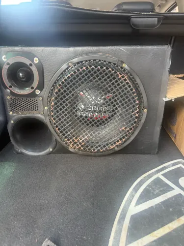 Vende-se uma caixa trio de 12 800rms e uma taramps400