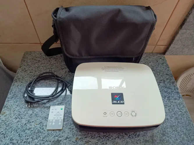 Vendo Projetor Sony VPL-EX3, com controle funcionando, com apenas 806 horas de uso. Leia.