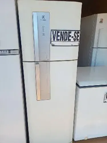 Vende se geladeira Eletrolux Frost free com garantia de três meses aceito cartão