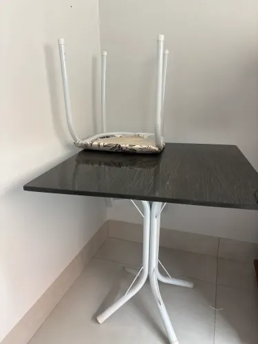 Mesa de mármore 4 cadeiras