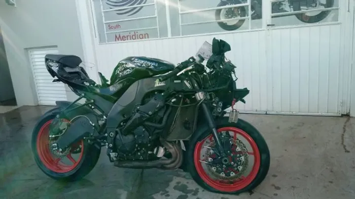 Sucata de moto pare retirada de peças Kawasaki ZX10 2010