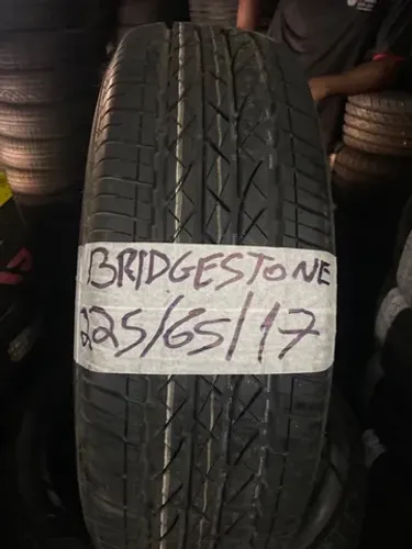 Pneu 225/65R17 Bridgestone.