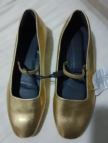 Sapatilha boneca dourado Satinato um par 38, e um par 37 com bico de bailarina. 65,00 cada