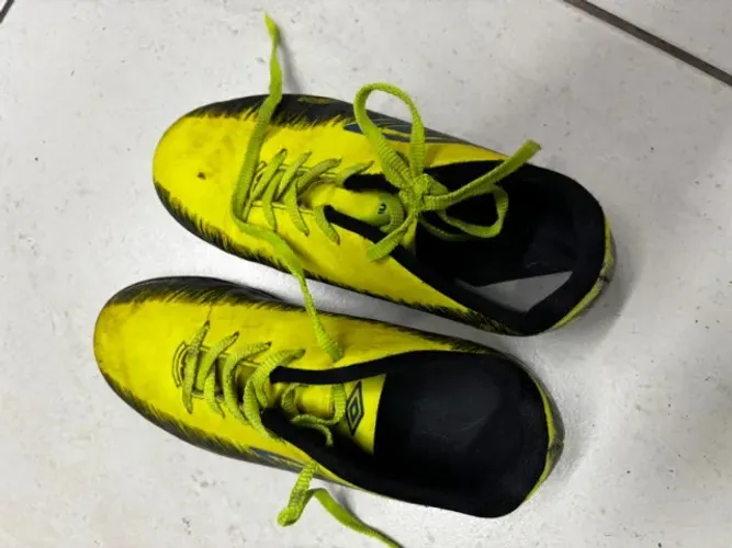 Chuteira umbro infantil usada n 33