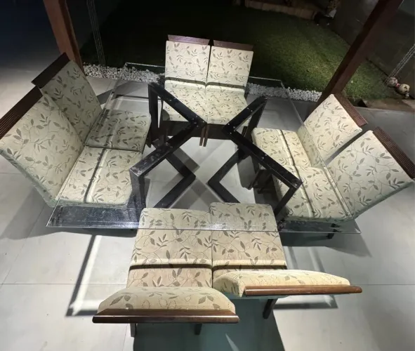 Mesa Vidro 1,6mX1,6mX0,80m com 8 cadeiras Madeira