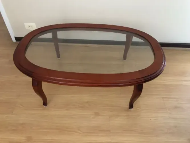 Mesa de Centro Oval com Tampo de Vidro em Cedro