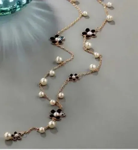 Colar Com Pérolas e Flores