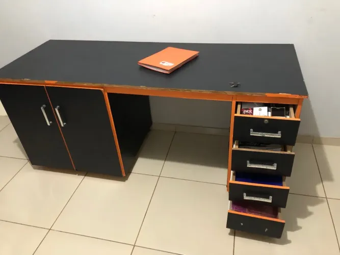 1 Mesa de Escritório Grande Quadrada Escrivaninha com 4 Gavetas + 2 Portas TEM RODINHAS