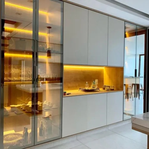 Cristaleira com Design Moderno - Sob medida 