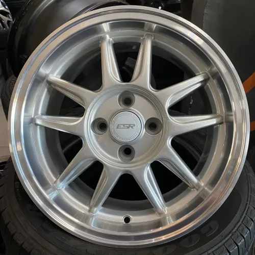 Jogo de rodas novas aro 15 4x100 esportivas ESR - Prata