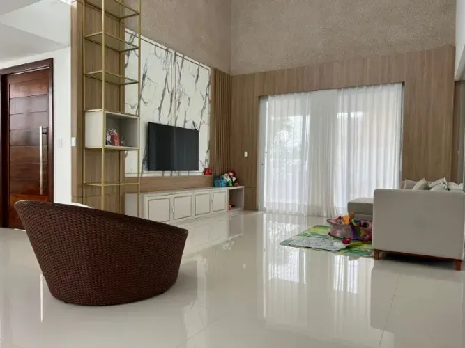 Excelente Casa com 4 suítes e Piscina. Cond. Maikai Residencial