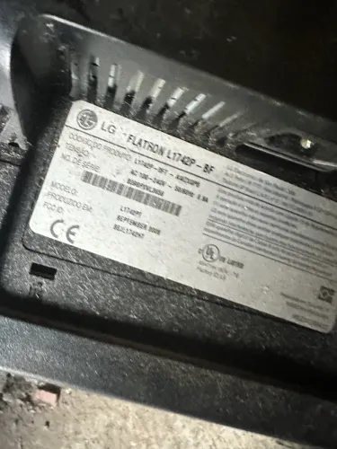 Monitor 18 polegadas LG com base reguladora de altura 