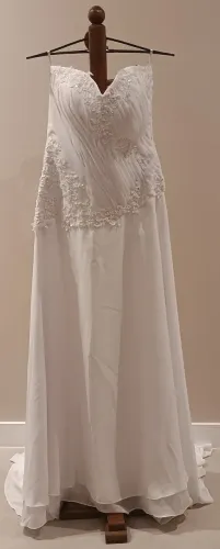 Lindo vestido de noiva com enfeites para o cabelo