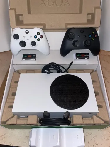 XBOX SERIES S 512gb + 1 CONTROLE + DECK CARREGAMENTO C/ 2 BATERIAS 