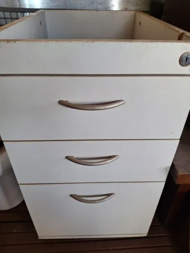 Gaveteiro - móvel com 03 gavetas.