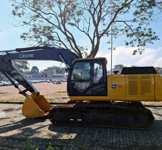 Escavadeira John Deere 210 GL ano 2021 com 6.800 horas, em SP