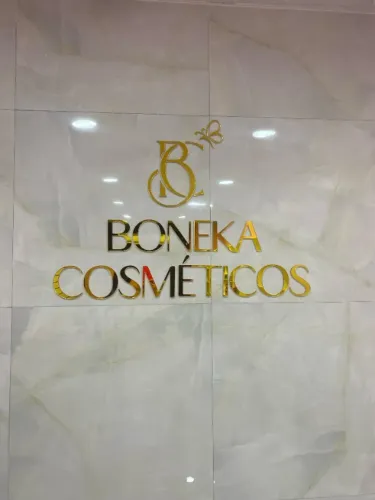 Letreiro logo em alto relevo