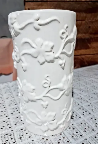 Vaso Decorativo Branco com Detalhes em Relevo