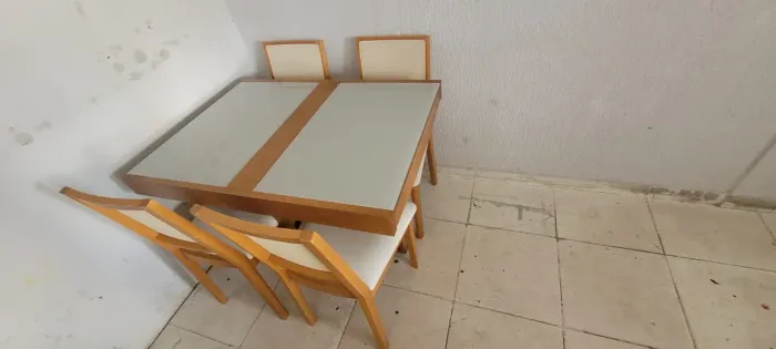 MESA DE MADEIRAS RETRATIL COM 4 CADEIRAS SEMI-NOVA