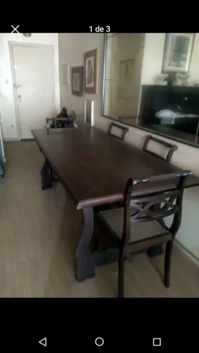 Vendo Mesa de Jantar Clássica em Madeira Maciça