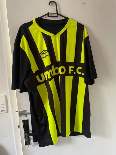 Camisa Umbro F.C. Listrada Preto e Amarelo