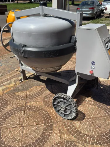 Vende-se betoneira linha rental 400L