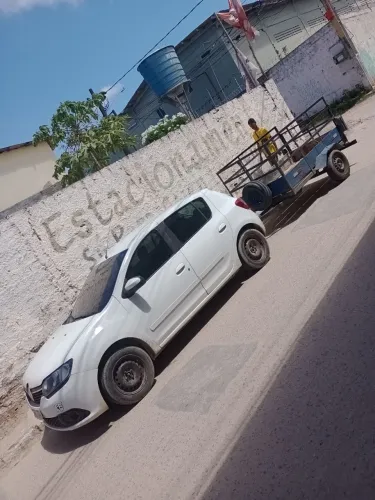 FAÇO FRETE E MUDANÇA.