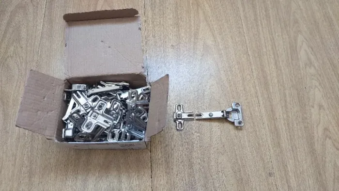 Dobradiça pequena para armário de cozinha (ou móveis em geral) - Tenho 16