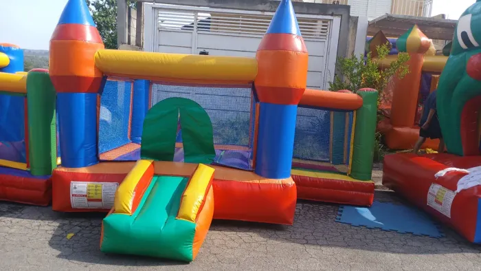 Castelinho inflável com piscina de bolinhas