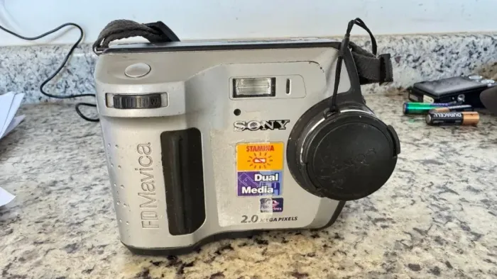 Câmera Sony FD Mavica Mvc-FD200 (PARA APROVEITAMENTO DE PEÇAS)