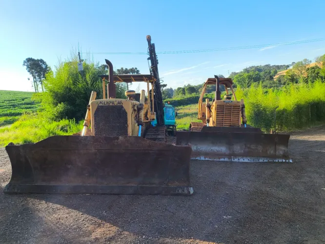 2 Tratores de Esteiras Caterpillar D6 Tork