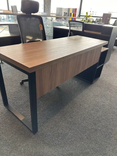 MESA COM NICHO E ARMARIO INDUSTRIAL - MÓVEIS IKONMIXOFFICE