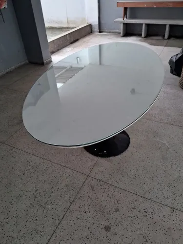Mesa de centro oval com base Preta