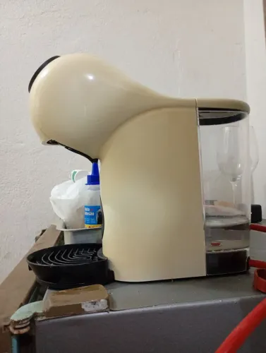 Cafeteira dolce Gusto, em ótimo estado, funcionamento perfeito! Apenas amarelou. 