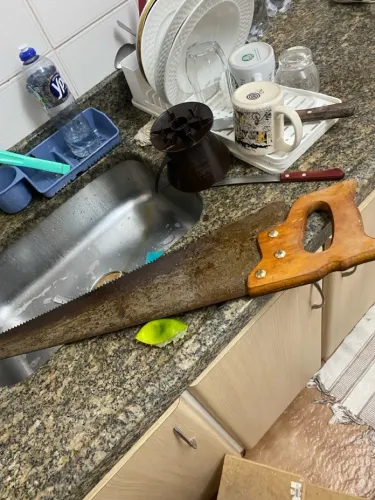 Serrote de metal para área externa