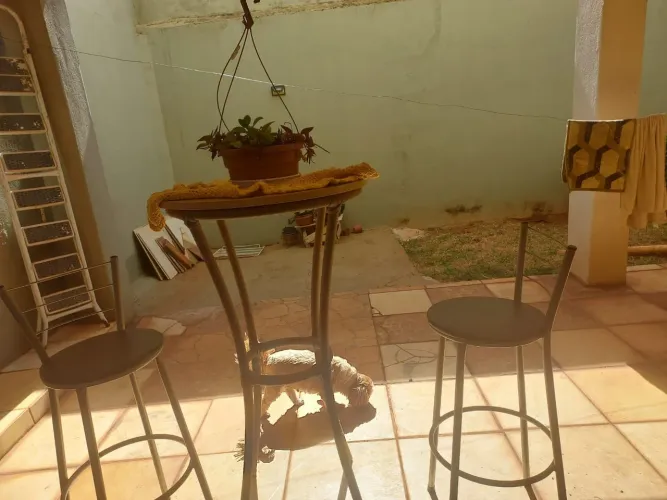 Conjunto de mesa e banquetas para decoração