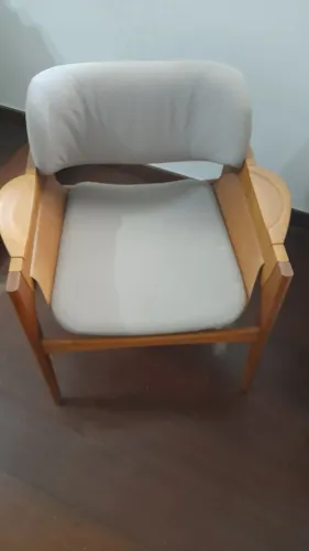 Poltrona de Madeira com Assento Estofado
