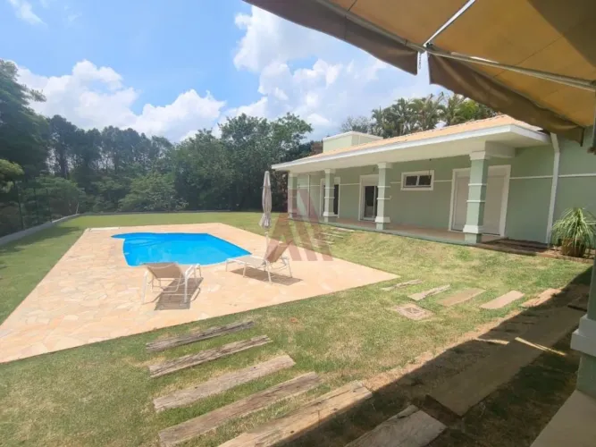 Casa térrea com piscina e vista para área de preservação em Vinhedo/SP. Conforto, natureza