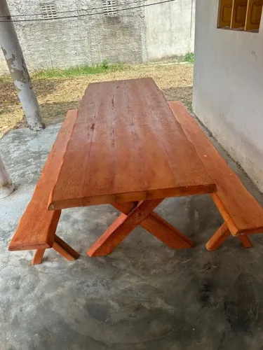 Mesa de madeira rústica com bancos