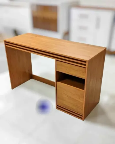 Mesa de escritório com gaveta e prateleira. Ideal para quem busca praticidade e elegância 