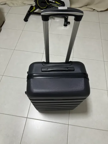 Mala de viagem média rígida com rodinhas 360º - R$ 200,00