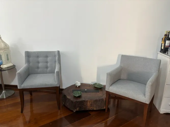 2 poltronas com pés de madeira