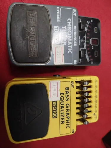 Pedais de guitarra e baixo Behringer afinador TU 300 e Bass EQUALIZER 
